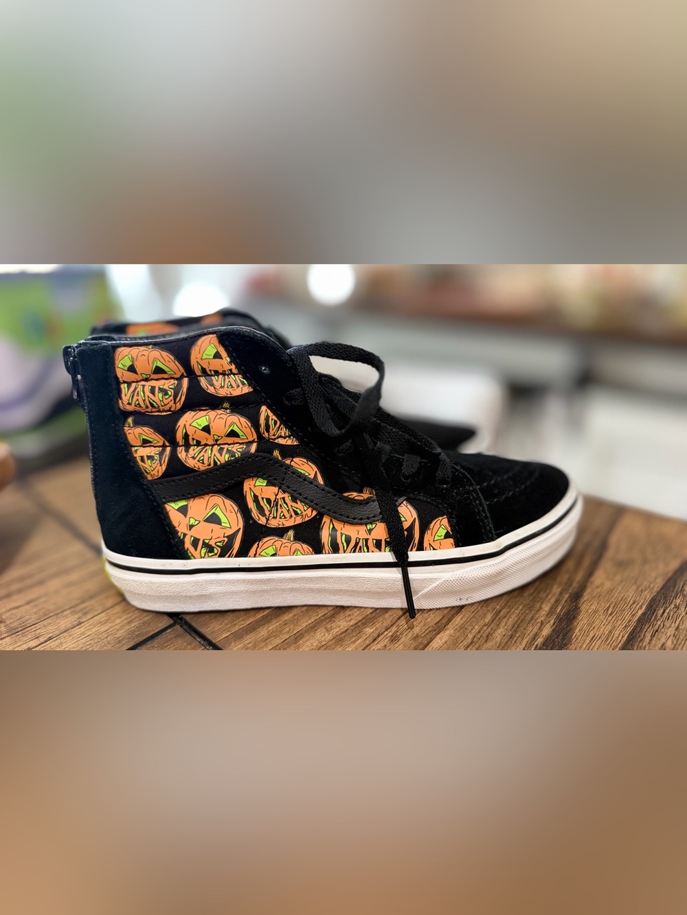 VANS OFF THE WALL  with glow in the dark pumpkins, unisex, size 3 kids